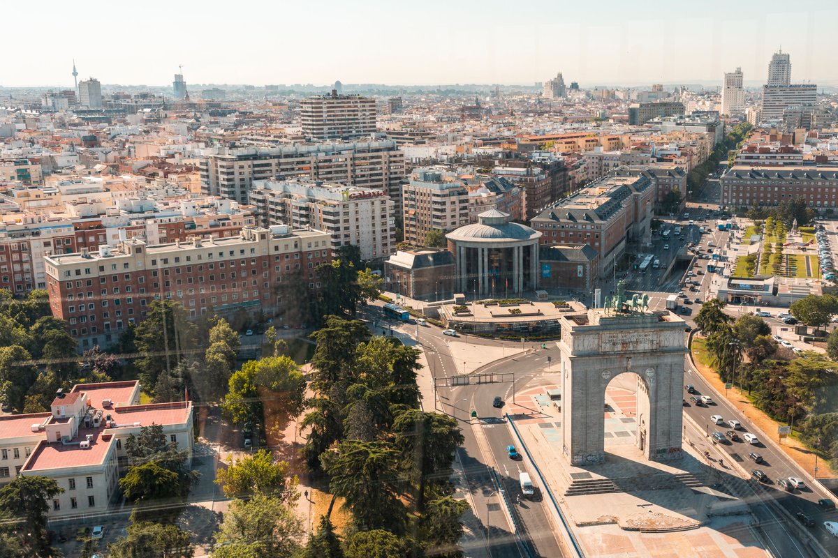 Hace ya más de un año, en plena pandemia, <a href="/Madrid_FO/">Madrid Film Office</a> desde el departamento de cultura del Ayto. de Madrid me encargó un proyecto a largo plazo: fotografiar 14 distritos periféricos de Madrid. Un proyecto ambicioso que acabamos de finalizar.  Lo voy a intentar contar en un hilo: