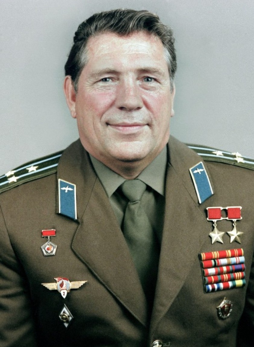 Космонавты ляхов и рюмин. Хатаси ляхов. Ляхов е г. Ляхов е г. Ляхов дважды герой советского союза.