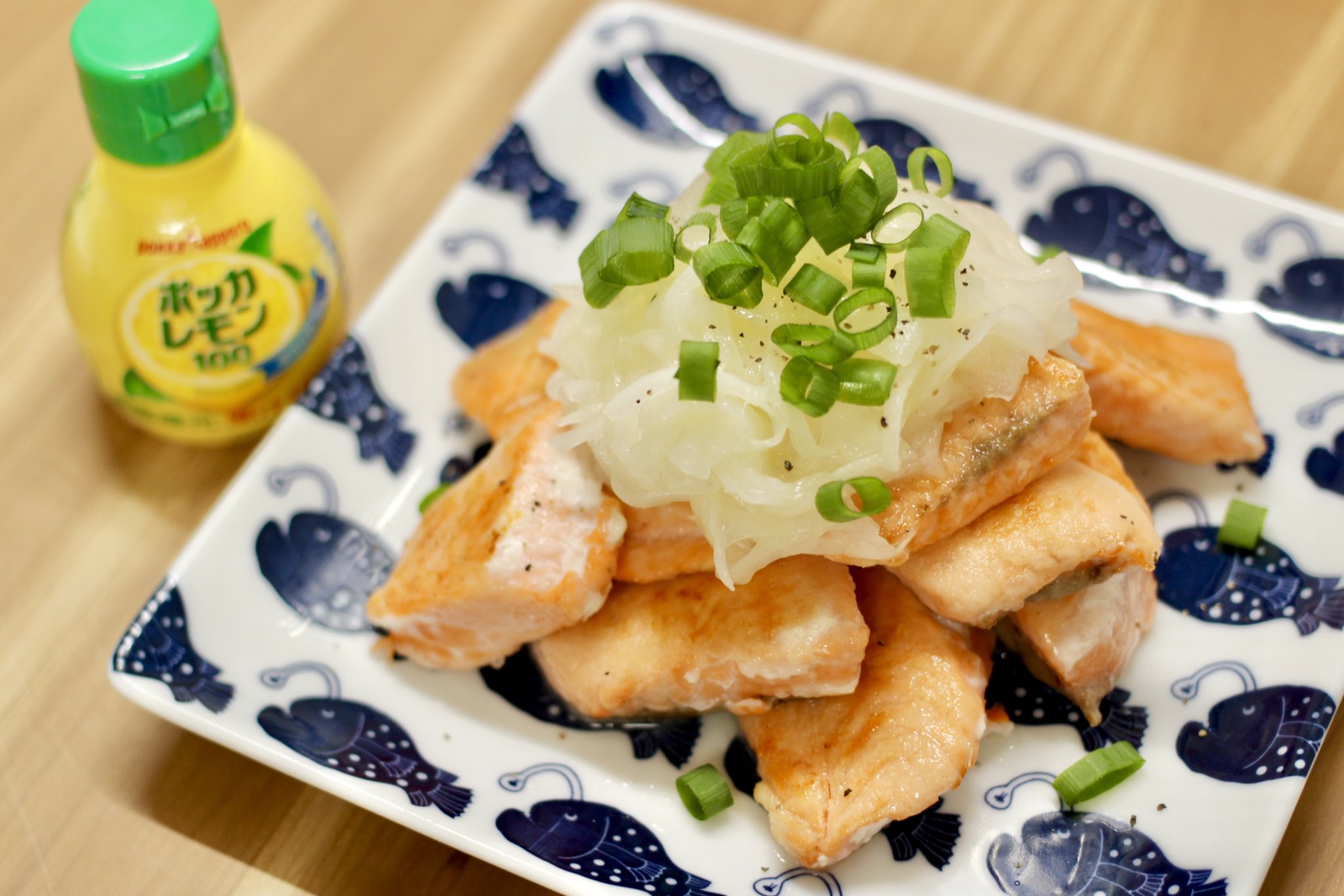 Twitter এ ぼく いらすと料理 玉ねぎのレモンマリネを作って 焼いたサーモンに乗せて食べるの信じられないくらい美味しい 玉ねぎ 1個をスライスして水でさらし 水気を切ったらレモン汁大1と半分 塩小3分の1 鶏ガラスープの素小3分の1 オリーブオイル大1 黒