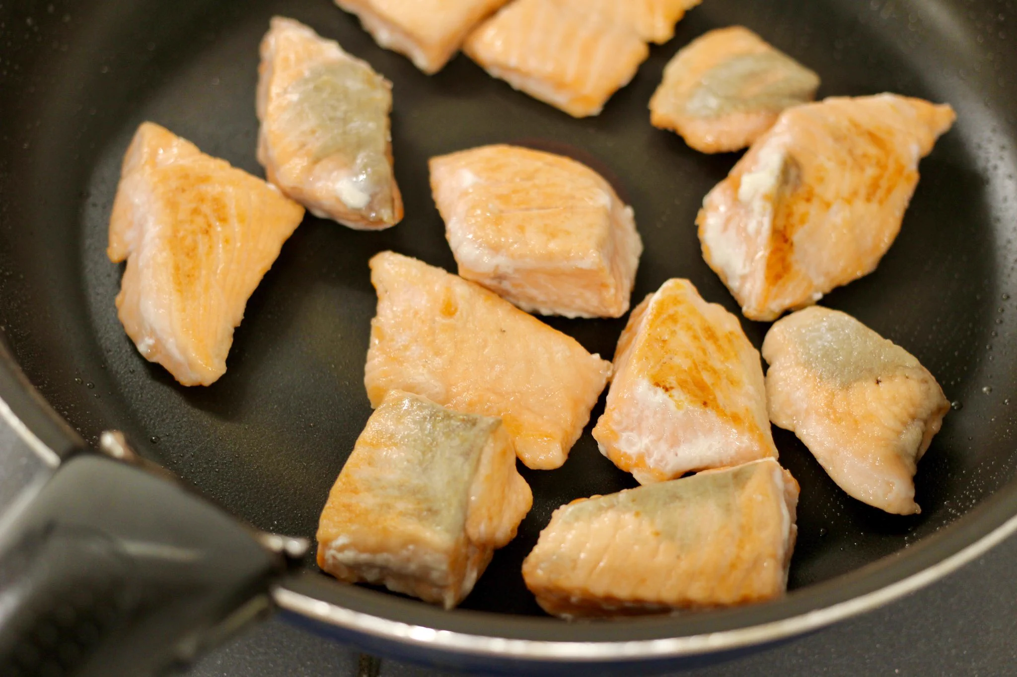 焼いたサーモンと合わせるととっても美味しくなる？！玉ねぎを使った、レモンマリネのレシピ！
