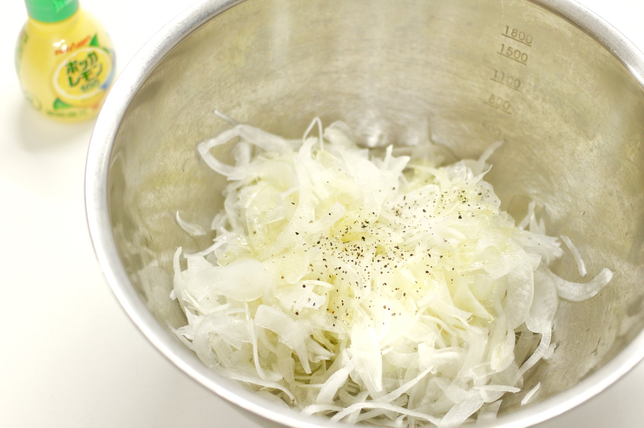 Twitter এ ぼく いらすと料理 玉ねぎのレモンマリネを作って 焼いたサーモンに乗せて食べるの信じられないくらい美味しい 玉ねぎ 1個をスライスして水でさらし 水気を切ったらレモン汁大1と半分 塩小3分の1 鶏ガラスープの素小3分の1 オリーブオイル大1 黒