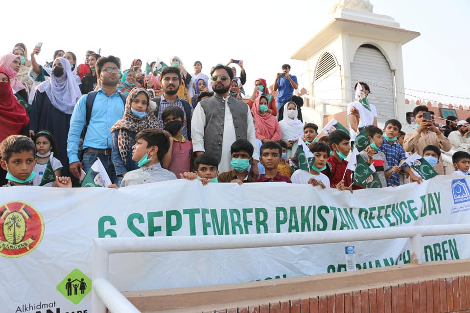 AlkhidmatOrg's tweet image. الخدمت فاونڈیشن آرفن فیملی سپورٹ پروگرام کےزیرکفالت باہمت بچے واہگہ بارڈر پرپرچم اتارنےکی تقریب میں شریک ہوئےاورپریڈ دیکھی،اس موقع پربچوں کی رینجرز کے جوانوں سےملاقات کروائی گئی، بچوں نے رینجرز کےجوانوں سےمختلف سوالات کیے اور ان کے ساتھ تصاویر بھی لیں۔
#Alkhidmat #OFSP #Lahore