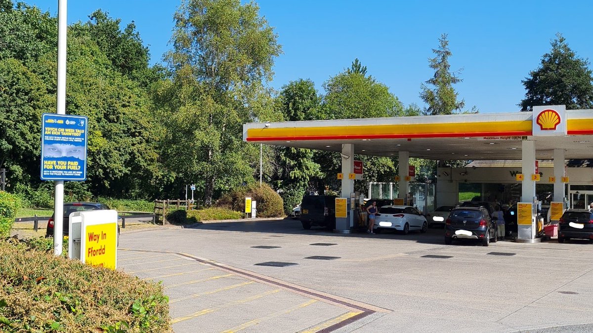 Our business officer 👮 has been out in the Abergavenny + Monmouthshire area this morning signing up fuel stations to the #WDBC scheme, the scheme is being well received by all 👍 

@GwentPCC 
#workingwithcommunities
#Crimeprevention