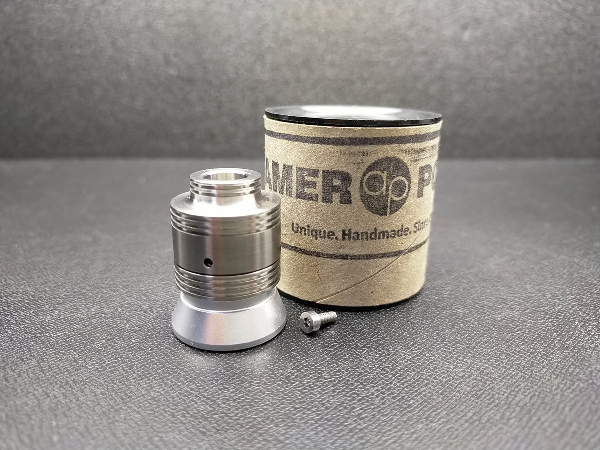 VapeMemory's tweet photo. Amer Point RDAを初めて
買ってみた。
シンプルで小さく、
いい感じのアトマイザーです。
でもいいお値段するけど、
Oリングなどの付属品は
ついてないんだね~
#AmerPoint https://t.co/ZER7X4z0zT