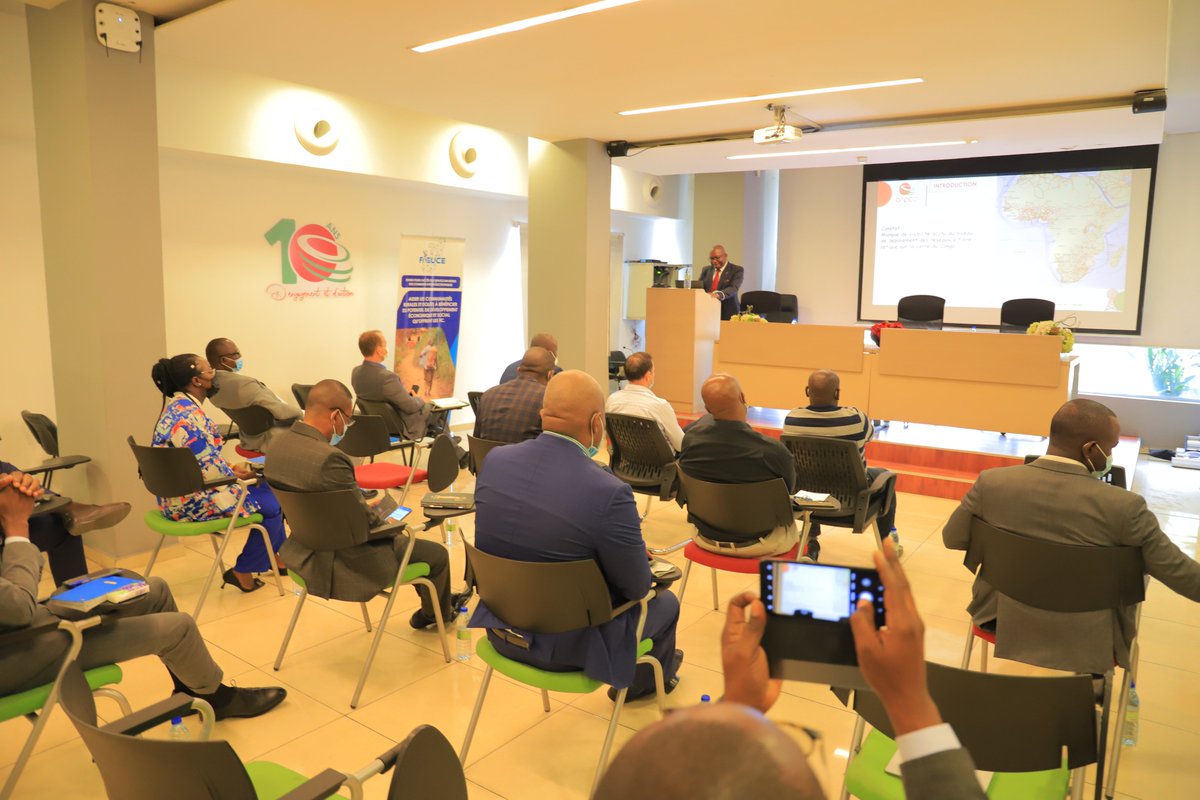 ARPCECongo's tweet image. L’ARPCE a organisé ce mardi 7 septembre avec les opérateurs téléphoniques et Fournisseurs d’Accès Internet (FAI) exerçant dans le pays, une réunion sur la cartographie nationale des réseaux à fibre optique.
#ARPCECongo #Telecommunications #Fibreoptique