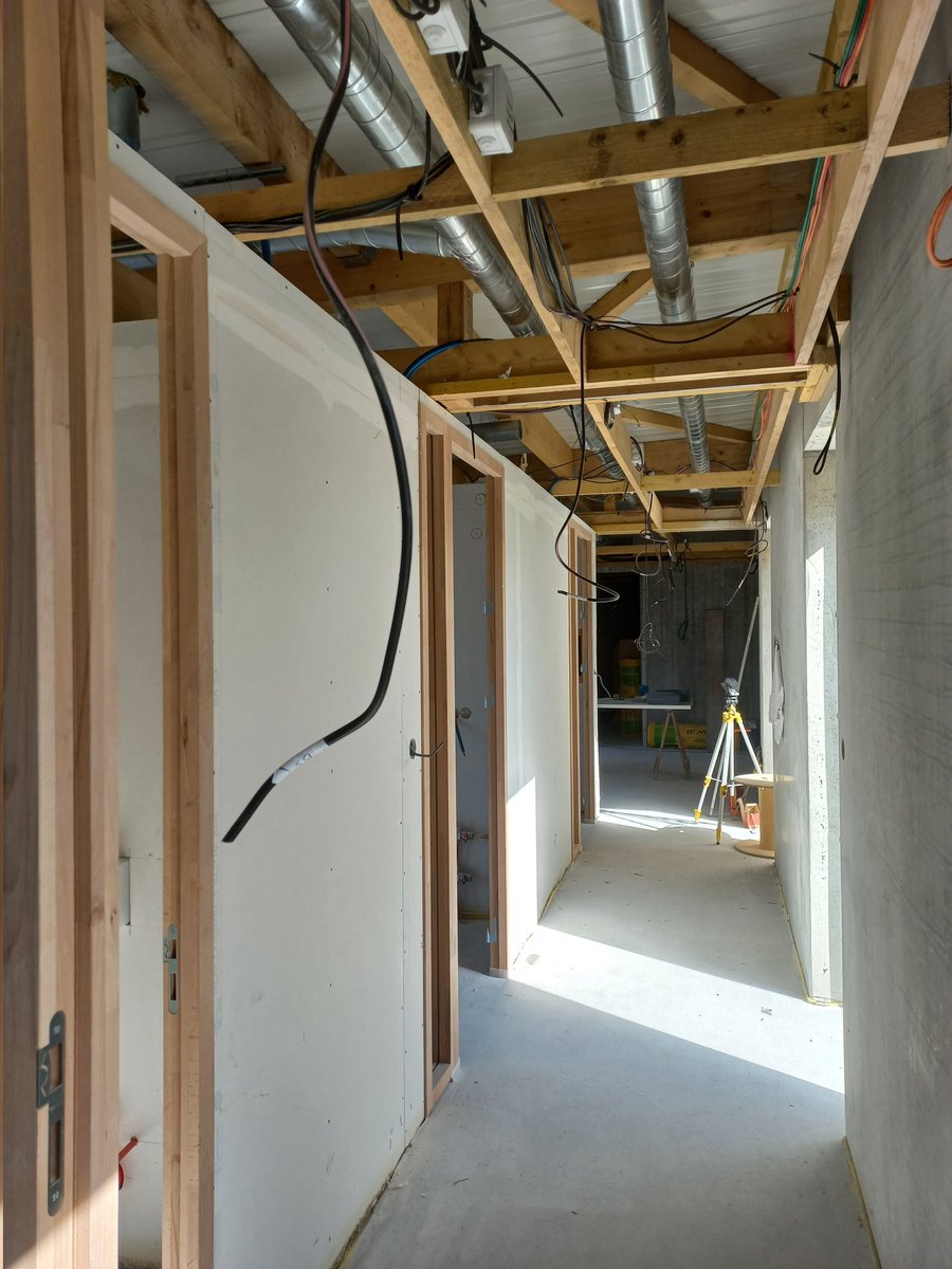 CentreMorbihan's tweet photo. 👋#MultiAccueil de @CentreMorbihan à Moréac. Les travaux se poursuivent! 👷‍♂️👷‍♀️
Électricité, plomberie, placoplatre, chauffage,VMC...nos chères têtes blondes 👶devraient pouvoir investir les lieux dès janvier 2022! 👍 https://t.co/m5qaeZOEYv