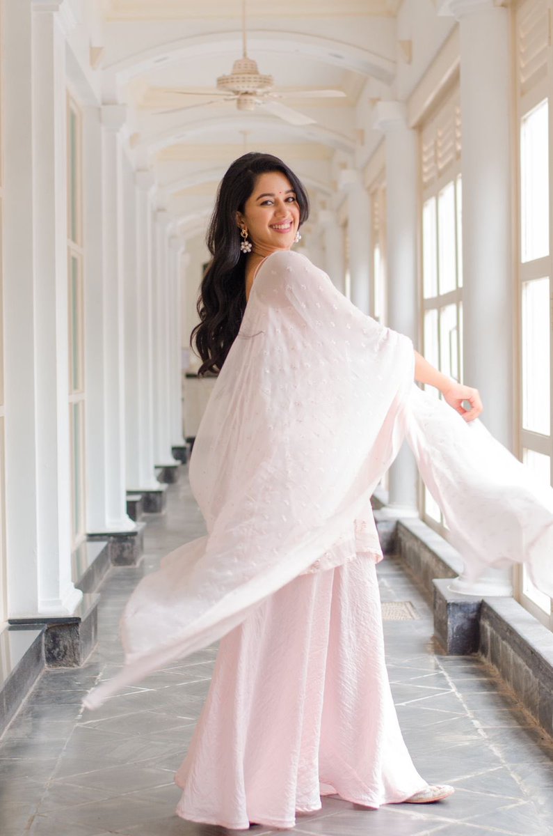 commonmanmedia's tweet photo. Aesthetic Star @mirnaliniravi classy #PinkSeries look
#MirnaliniRavi https://t.co/CA4lNOoSkC