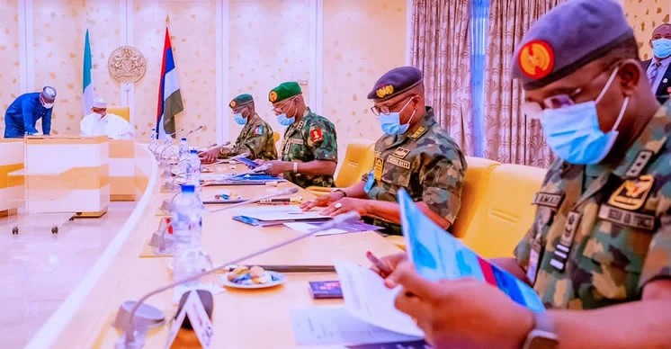 IFM923's tweet photo. President Muhammadu Buhari has been receiving briefings from the Chief of Defence Staff, Service Chiefs, the Inspector General of Police, and other heads of security agencies at the Presidential Villa, Abuja.Also #Buhari #SecurityChiefs
https://t.co/2wF9uJAnJ9 https://t.co/qD0qmFybht