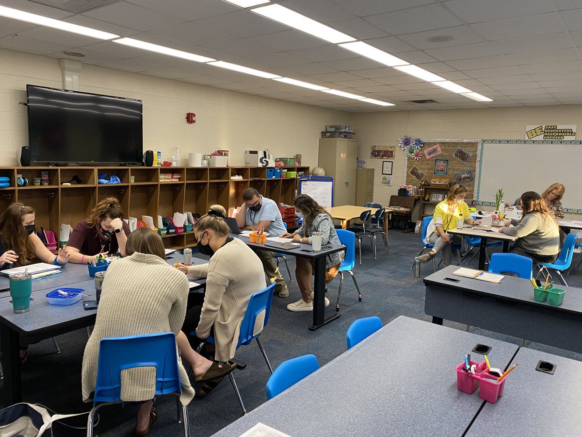 Our new teachers starting their day analyzing the NIET rubric.  Growing as teachers everyday!  #DecaturProud ⁦<a href="/StrubeSusan/">Susan Strube</a>⁩ ⁦<a href="/MSDDecatur/">MSD Decatur</a>⁩ ⁦<a href="/Morichey/">Marissa Richey</a>⁩