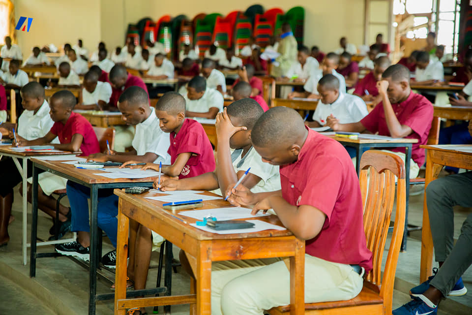 akezanet's tweet photo. D'après  le @MESRS4 François HAVYARIMANA, pour être admis à l’école post-fondamentale il faudra avoir eu 44%, soit 88 sur 200 au Concours National édition 2021. Une note de 67,5%,soit 135 sur 200,est exigée pour accéder aux écoles techniques et pédagogiques à régime d'internat. https://t.co/GXAzki1X0d