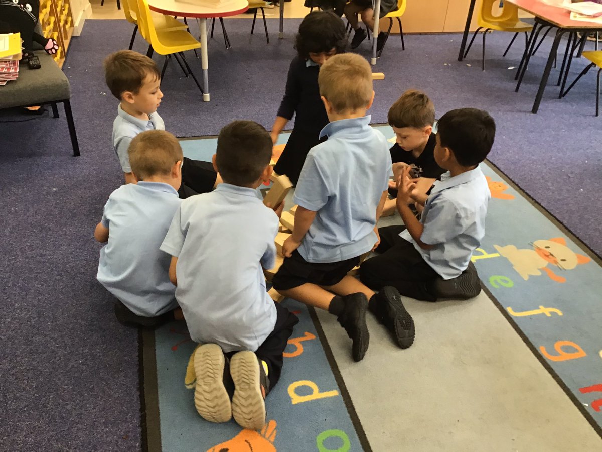 ClaphamTerrace1's tweet photo. Year 1 have settled in really well. We have been doing lots of fun learning to start off our castle topic and spending time getting used to our new teachers and classroom. #newyear #gettingtoknoweveryone #funfirstday https://t.co/lhqerVCCGq