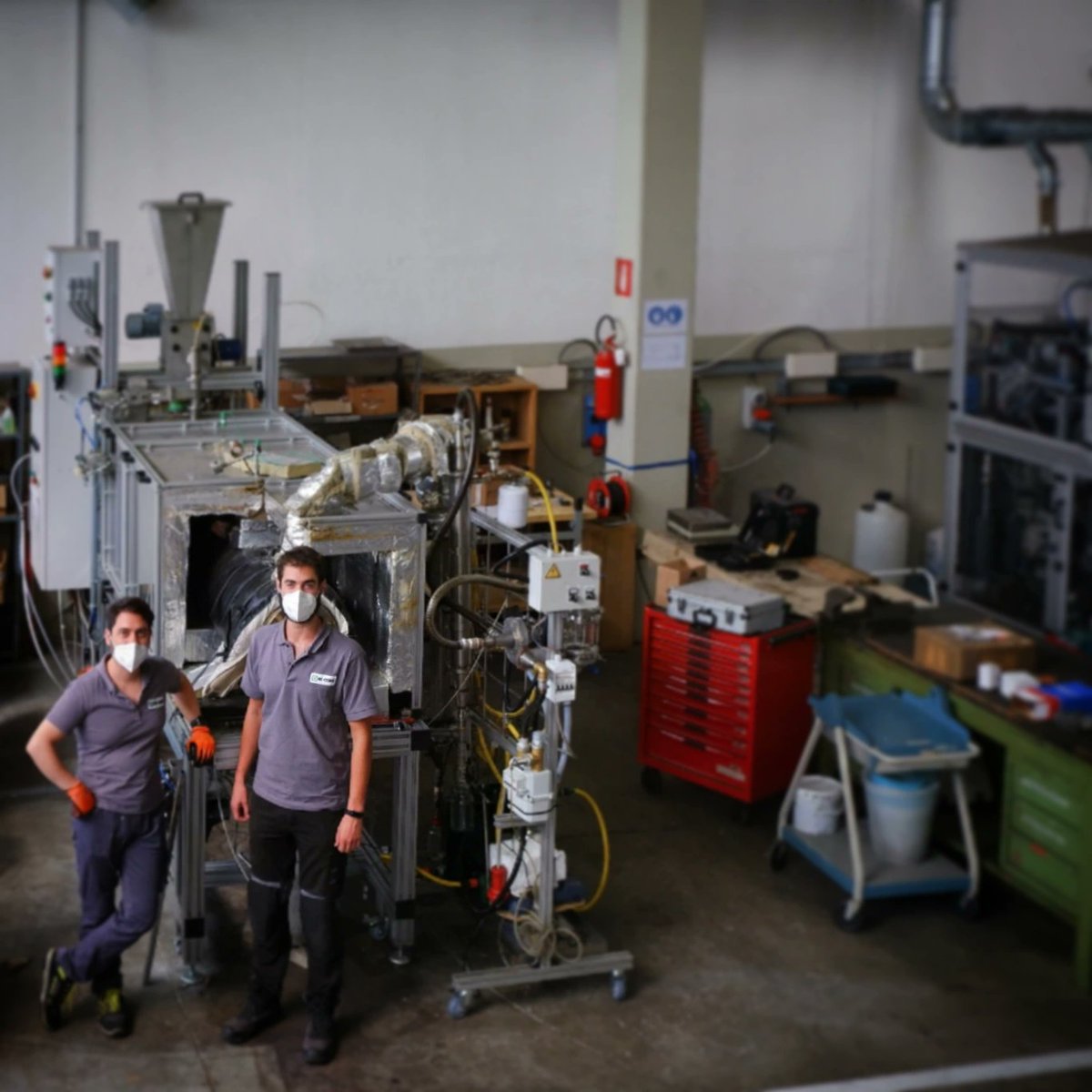 recordbioenergy's tweet photo. Our engineers standing in front of SPYRO, the intermediate #pyrolysis unit entirely designed and operated by our team to process a wide range of #biomass and residual materials. #bioeconomy #greeneconomy #circulareconomy #recpark https://t.co/XeYcbE0kqw