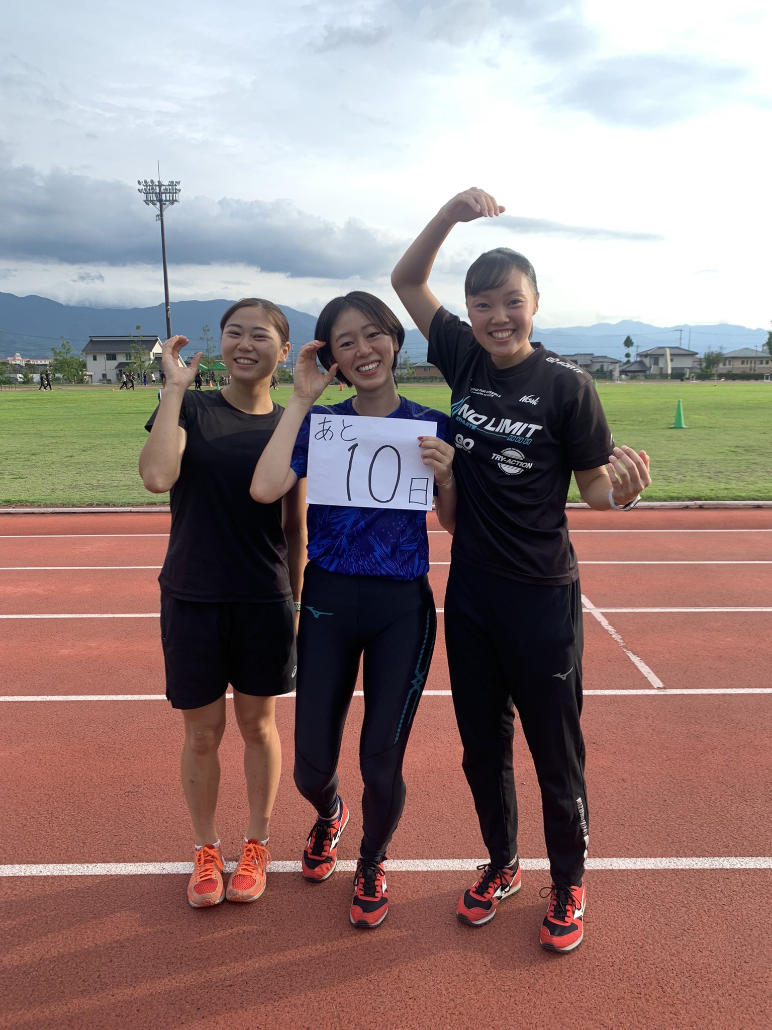 鮎香 〇日本インカレカウントダウン〇 あと10日！ 本日は女子100mに出場する3名です！ 左から高須鮎香②、青野朱李③、阿部璃音①です！  今年自己ベストを更新し勢いのある阿部を含めたメンバーです。 着実にラウンドを進めて ...