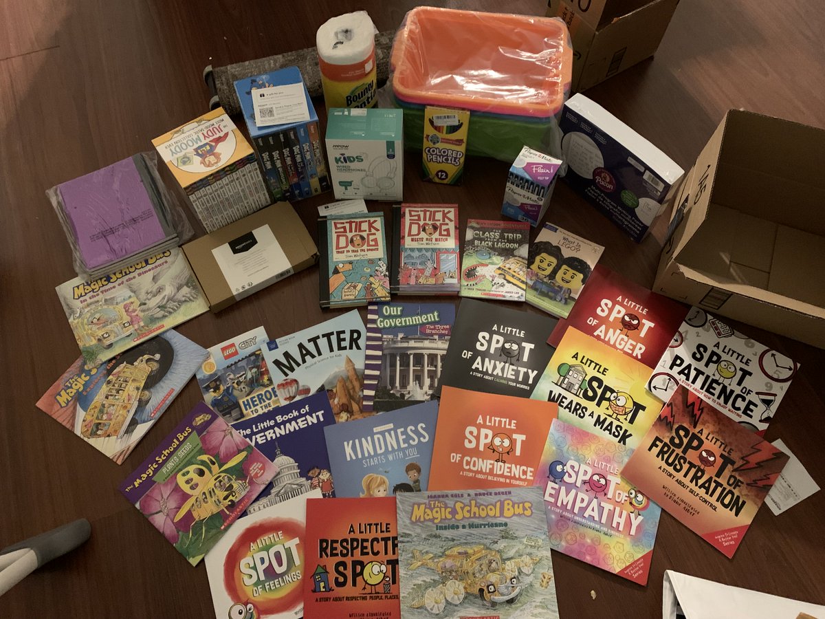 MrsTegowski's tweet photo. When your FAVORITE author is also an AMAZING human being! Thank you so much @elinhilderbrand for helping my class and helping to #clearthelist! We are so grateful and cannot wait to dig into these awesome books and supplies!! 😀 https://t.co/U8SoXxcC4B