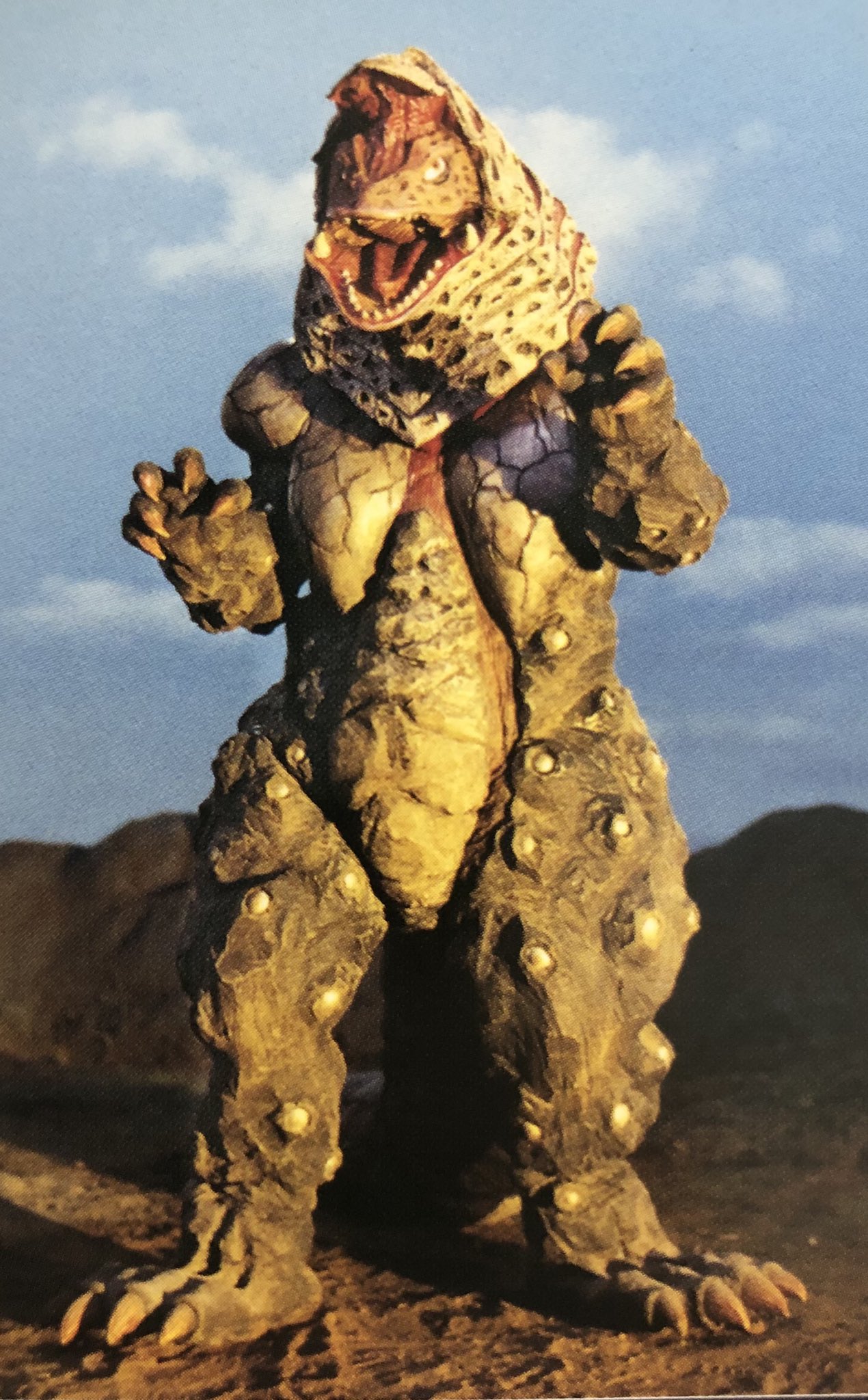 ウルトラマンティガ名言ｂｏｔ 第一話では大地を揺るがす超古代怪獣ゴルザと空を切り裂く超古代 竜メルバが登場 企画段階では 地鳴剛獣ゴルザ 超光翼竜メルバ という名称だったそうです ウルトラマンティガ T Co Dhvulvcasm Twitter