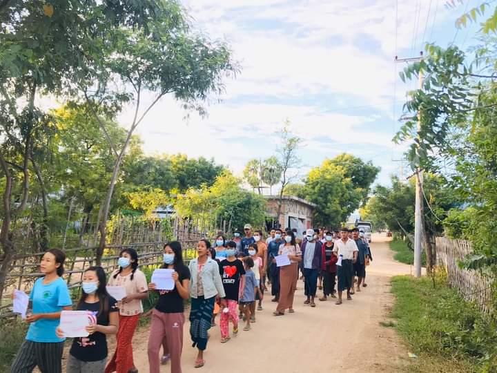 Zai9810's tweet photo. Brave women led 'Rose Women Mass Movement' to protest against the terrrorists dictatorship in Ayar Taw Township.

#SupportRevolutionForDemocracy
#UselessASEAN #Sep7Coup 
#WhatsHappeningInMyanmar https://t.co/nEqP2xNqiS