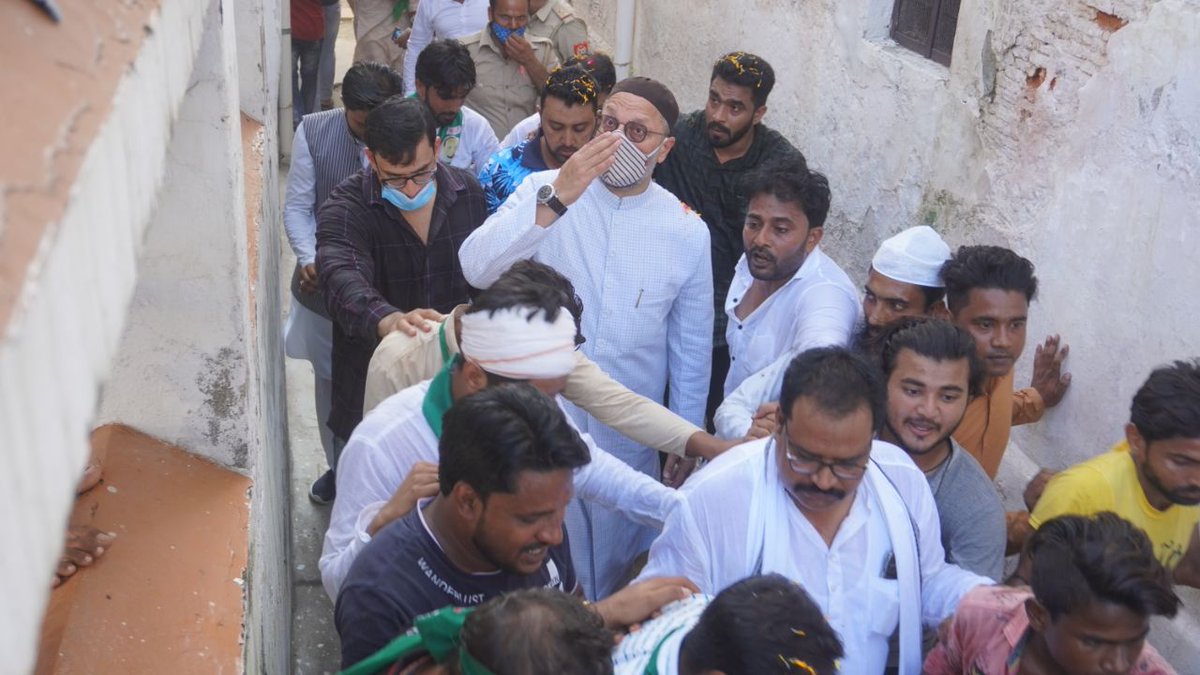 asadowaisi's tweet photo. आज रुदौली, उ.प्र में 'वंचित-शोषित समाज सम्मेलन' को संबोधित किया।रुदौली की अवाम का ��हे दिल से शुक्रिया अदा करता हूँ, उन्होंने अपने मोहब्बतों से हमें नवाज़ा।मेरे लिए खुश क़िस्मती की बात है कि मुझे मखदूम शैख़-उल-आलम शेख अहमद शाह बाबा दरगाह की ज़ियारत करने का शरफ़ भी हासिल हु��। https://t.co/hr172uw3GT