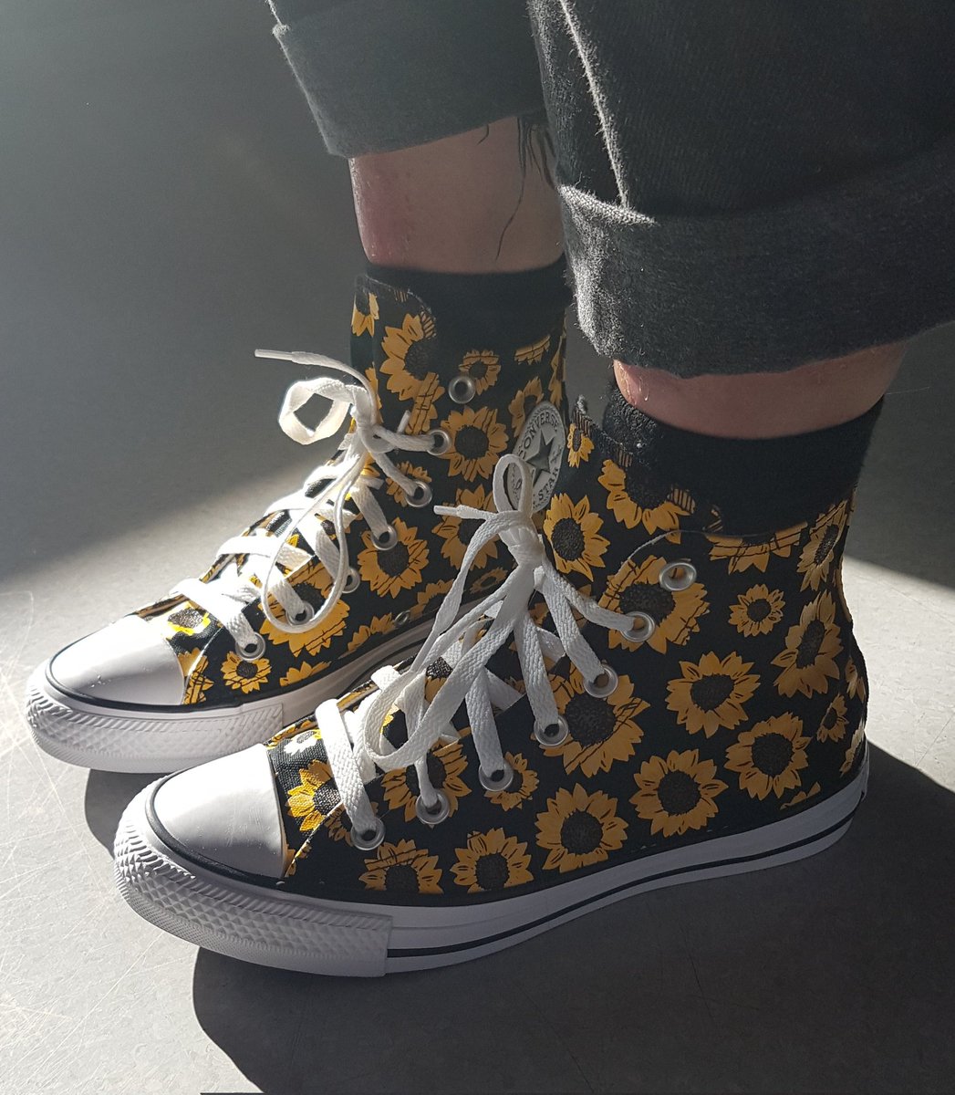 mymindfeed's tweet photo. The young people are fully embracing the sunflower yellow theme today for #YMHD #YouthMentalHealthDay #StriveForward #AncoraHouse #CYPMentalHealth https://t.co/kNourSEmT3