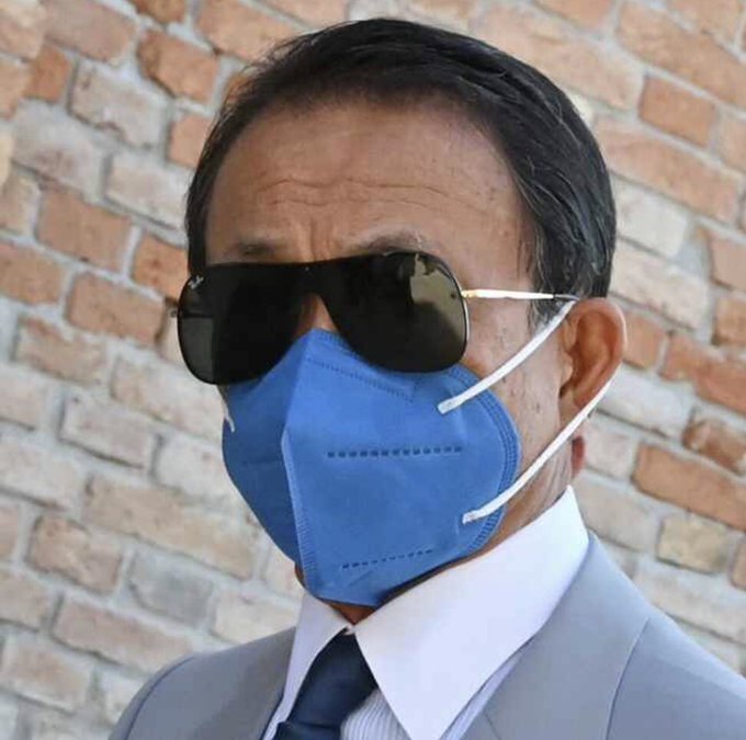 麻生太郎のマスクの付け方がヘン？片耳だけで本当に意味がない！