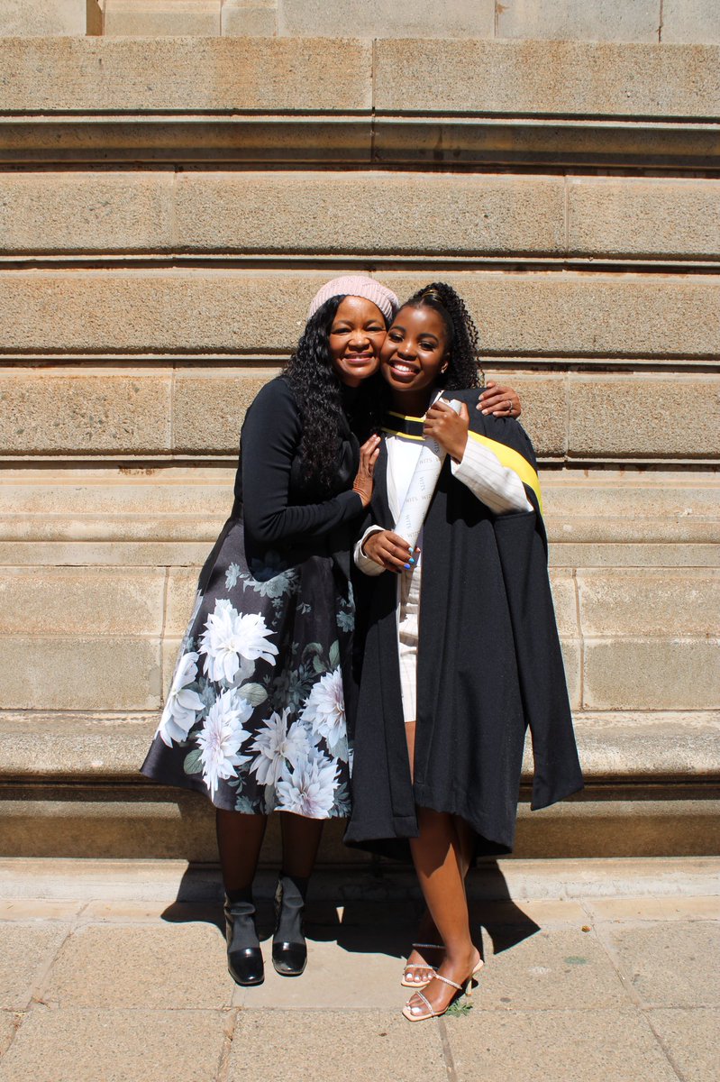 lelentlekm's tweet photo. Ladies and Gentlemen… Her👩🏾‍🎓

Shoutout to the OGs 🥺 
Thank you for always having my back and supporting me through all my ventures. I’m forever indebted to you ❤️
@moiramtsports @TheRealPitso https://t.co/ajF5tllEe8