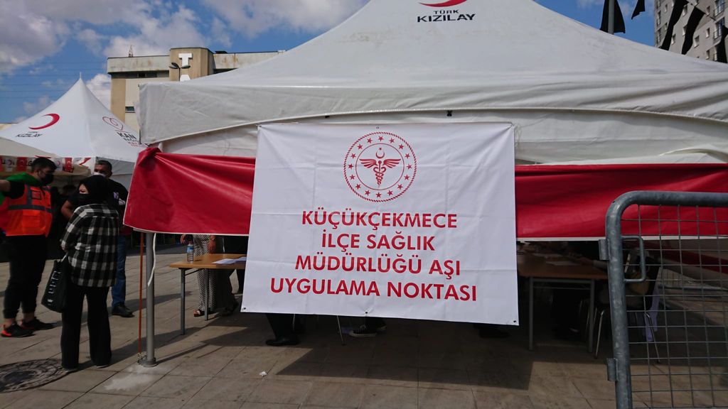 KÜÇÜKÇEKMECE AŞILANIYOR
Halkımızı COVID-19 aşısı olmaya davet ediyoruz.
  11/09/2021 Cumartesi günü FEVZİ ÇAKMAK MEYDANINDA, Küçükçekmece İlçe Sağlık Müdürlüğü Ekiplerimizle Halkımızı COVID-19 Aşısı olmaya bekliyoruz.<a href="/KcekmeceKymklik/">T.C. Küçükçekmece Kaymakamlığı 🇹🇷</a>