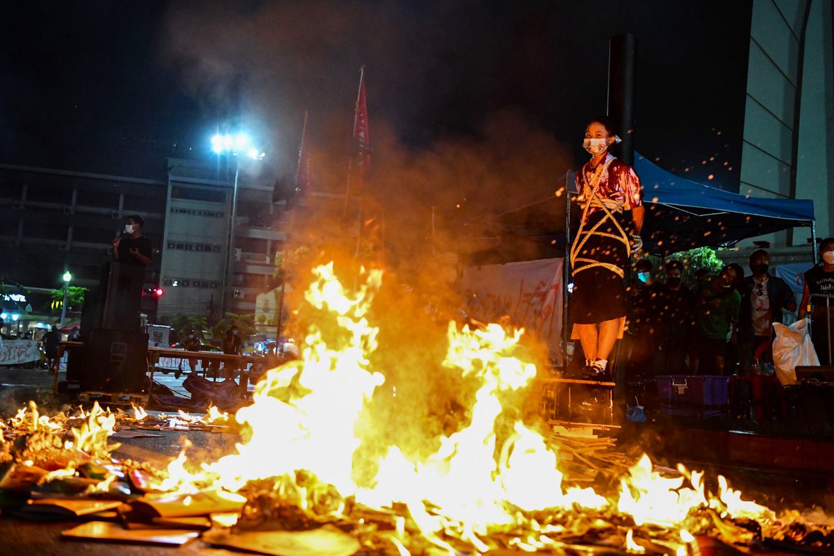 ThaiEnquirer's tweet photo. Protester organizers burned books and lit fires next to the Democracy Monument in symbolic protest against the Prayut Chan-ocha government.

#ม็อบ7กันยา #WhatsHappeningInThailand https://t.co/L9AwRornan