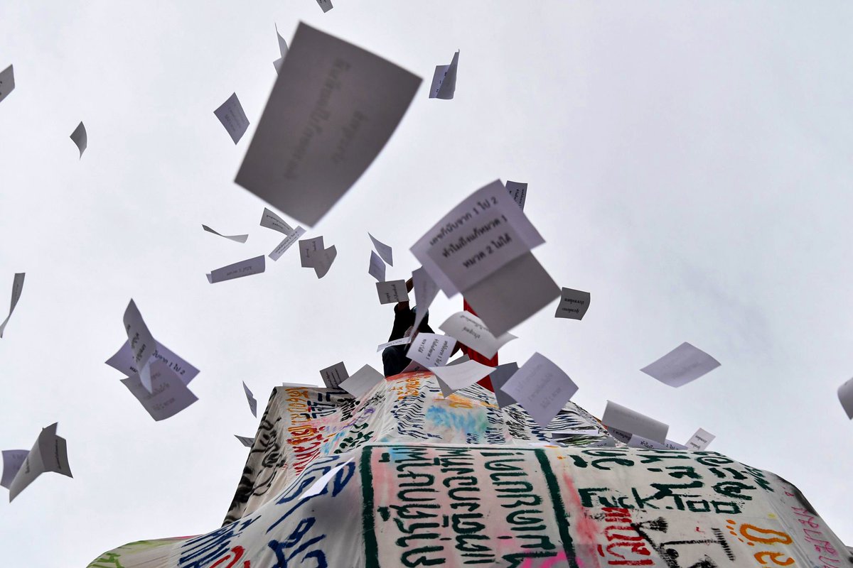 ThaiEnquirer's tweet photo. Protester organizers burned books and lit fires next to the Democracy Monument in symbolic protest against the Prayut Chan-ocha government.

#ม็อบ7กันยา #WhatsHappeningInThailand https://t.co/L9AwRornan