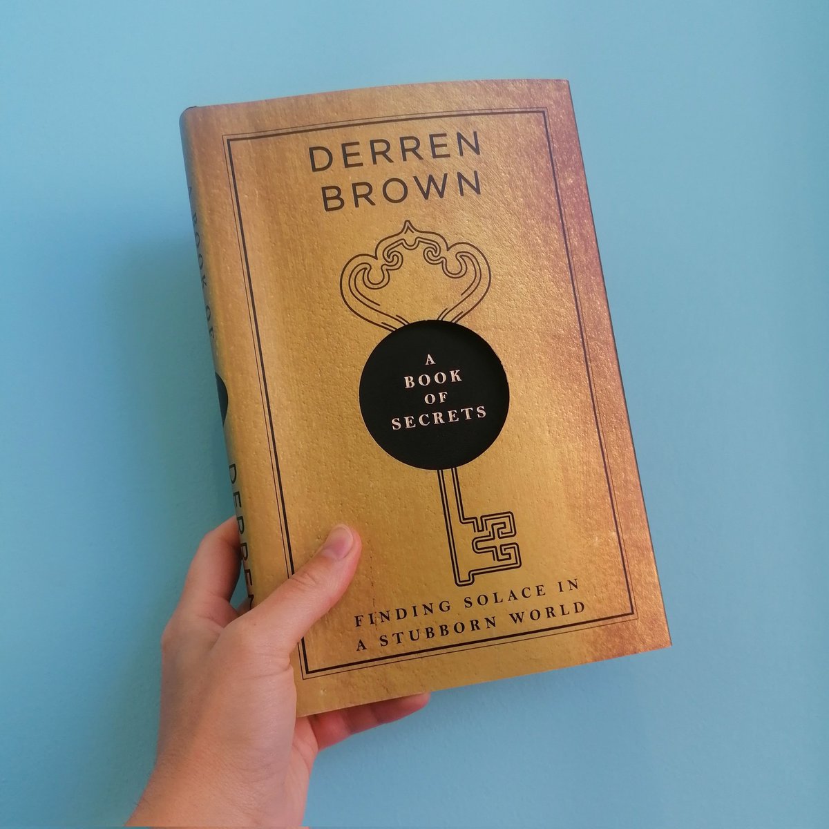 EliseThiery's tweet photo. Oh le voilà, le nouveau-né de @derrenbrown 🤩
Je sens déjà qu'il va me plaire.
Comme d'hab, il a la priorité et mon livre du moment (qui est très intéressant par ailleurs) patientera le temps que je finisse celui-là ! ❤️

#DerrenBrown
#DerrenBrownabookofsecrets 
Poke @NicolasNWF https://t.co/FVP2DMiX3l
