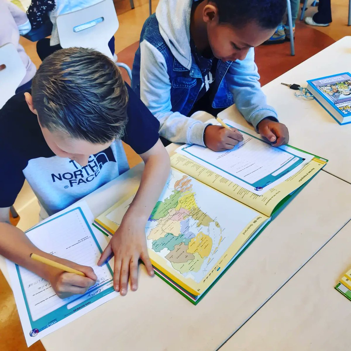 Groep 6 heeft een begin gemaakt met de topo van Nederland. Het opzoeken van de provincies, hoofdsteden en de wateren hoorden bij deze les. De kinderen zijn ontzettend enthousiast en nu maar hopen dat ze dit vasthouden!