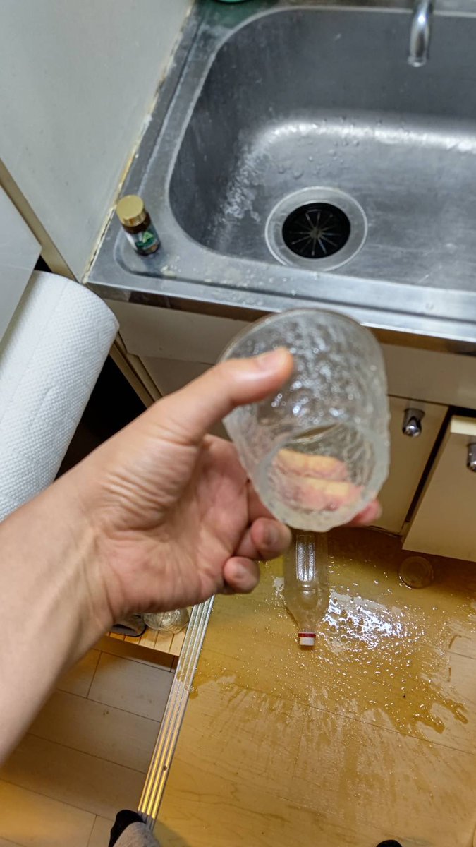 nasu_0713's tweet photo. 兄「グラスの底が急に抜けて飲み物全部こぼれたよ〜！」 https://t.co/5BgQdcREuh