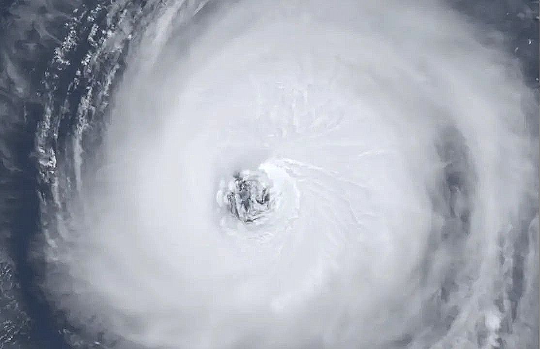 Impressionnante vue de l’intérieur de l’œil de #Larry ce jour. Son diamètre est de plus de 100km ! #hurricaneLarry 