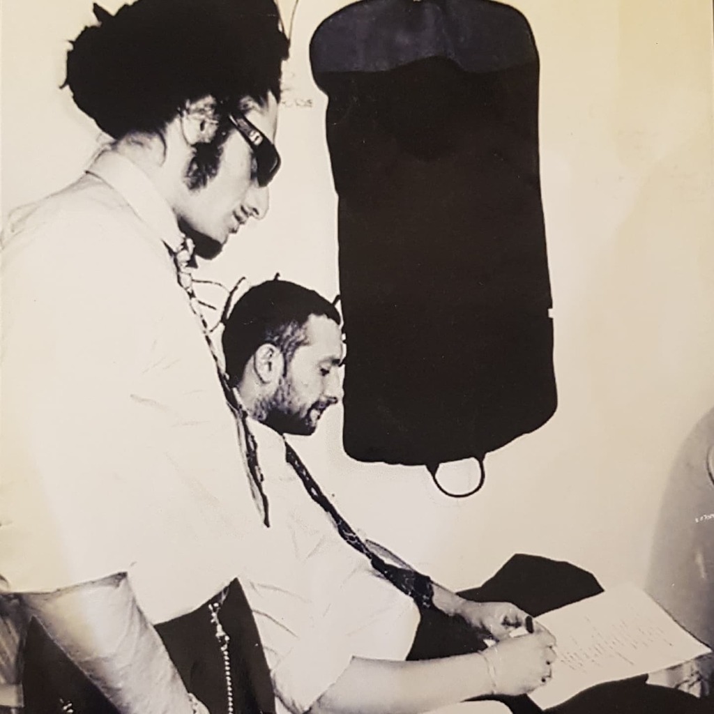 Auguri <a href="/realbunna/">Pros-P</a> @🎏❤🎉🇯🇲🎂🍹
Oggi festeggiamo un nostro amico che fa parte di #thebluebeaters a vita.
Il bassista dal pollice d'oro oltre che "IL" Cantante Reggae Italiano per eccellenza. Qui in una foto con @countxferdi di almeno 20 anni fa. Yo! #friends #bunna #❤ #CariBB…