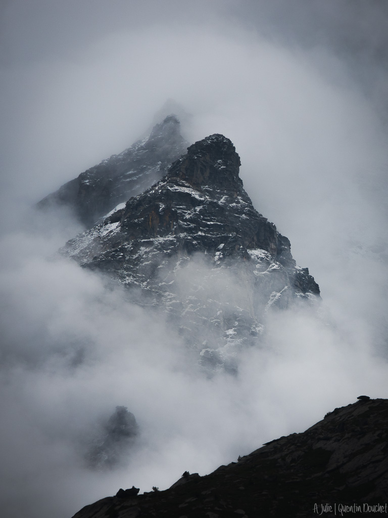 Montagne saupoudré de neige dans les nuages.