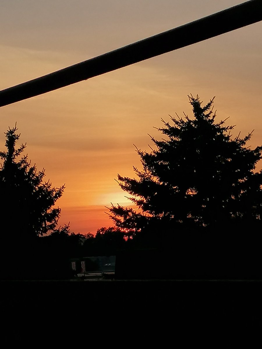 ghost__kittie's tweet photo. Weil wir ihn schon lange nicht mehr hatten gibt es heute mal wieder einen #sunsetappreciation post https://t.co/E5MYE4zyqu