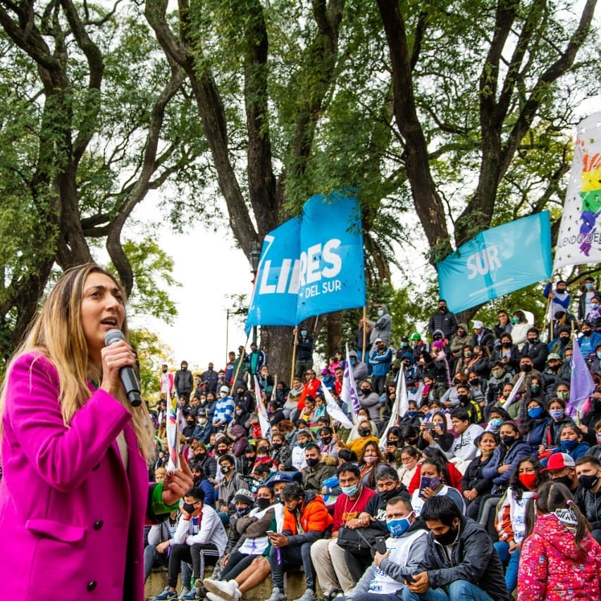 DaniGasparini's tweet photo. Hay que animarse a renovar los lugares de representación, hay que salir de la grieta con la que nos contaminan a diario. Queremos oxigenar la política y llenar el vacío de representación con nuestras propuestas progresistas. 
Conozcan más en https://t.co/hfnFkSyl7h https://t.co/B8NWojHjkX