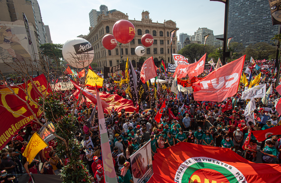 Estadao's tweet photo. OPOSIÇÃO NO ANHANGABAÚ

Gritos de “fora, Bolsonaro” são entoados pela organização e manifestantes no centro de São Paulo. 

Antes do início do ato, a CUT promoveu uma distribuição de alimentos; siga AO VIVO https://t.co/tKUH8fPXL2