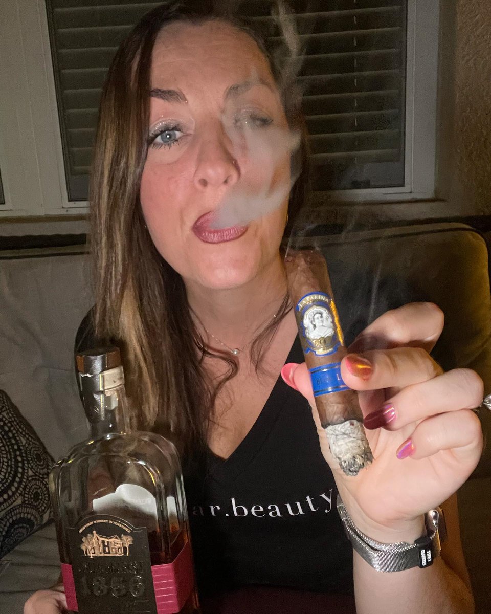 LaPalinaCigar's tweet photo. 📷 by: @cigar.beauty: Smoking a La Palina Blue Label #cigarsandwhiskey #craftwhiskeyexpoatsea #whiskeyandcigars #whiskeylover #unclenearest #unclenearest1856 #lapalina #lapalinacigars https://t.co/e3ozHuDkaO