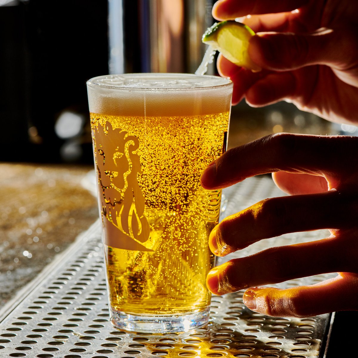 tipsynomadnyc's tweet photo. Cheers to #NationalBeerLoversDay! You know how to celebrate. 😉 #TipsyNomad
•
•
•
•
#beerloversday #budweiser #budlight #corona #heineken #amstellight #millerlite #angryorchard #draftbeer #gooseisland #gooseislandipa #stellaartois #modelo #bluemoon #guinness #lagunitas https://t.co/JDbvWGI1Kp
