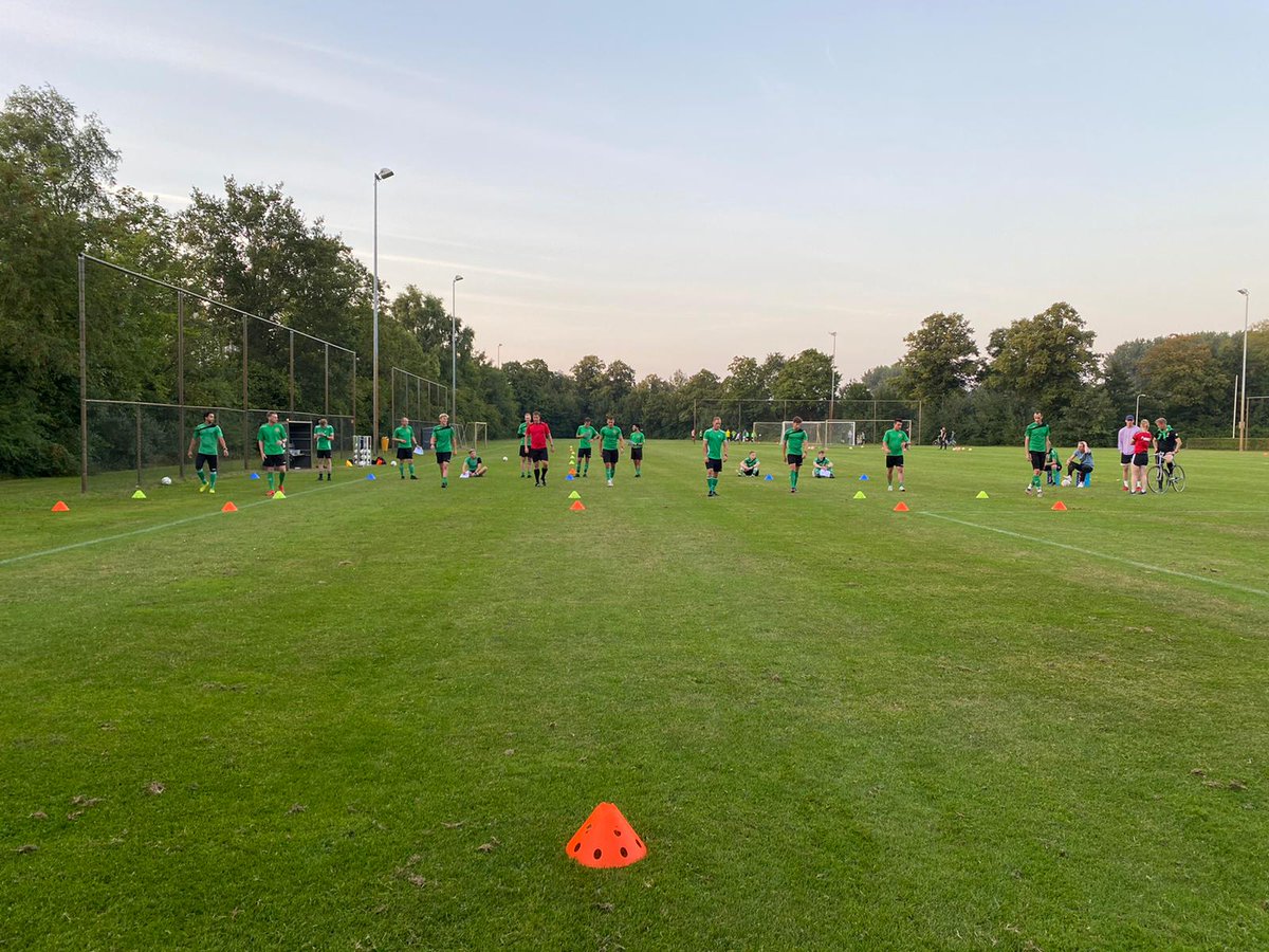 FCMeppel's tweet image. De eerste selectie krijgt het flink te verduren op de dinsdag-training #Coopertest