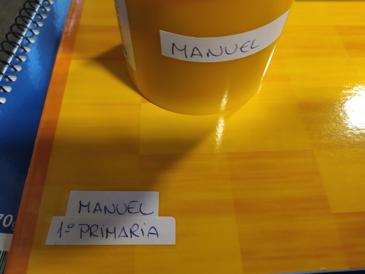 EvaFarto's tweet photo. Nos hemos dividido el material del cole mi marido y yo para ponerle el nombre del niño

Yo etiquetando    // mi marido
🤣🤣🤣 https://t.co/X63R3dKvRo
