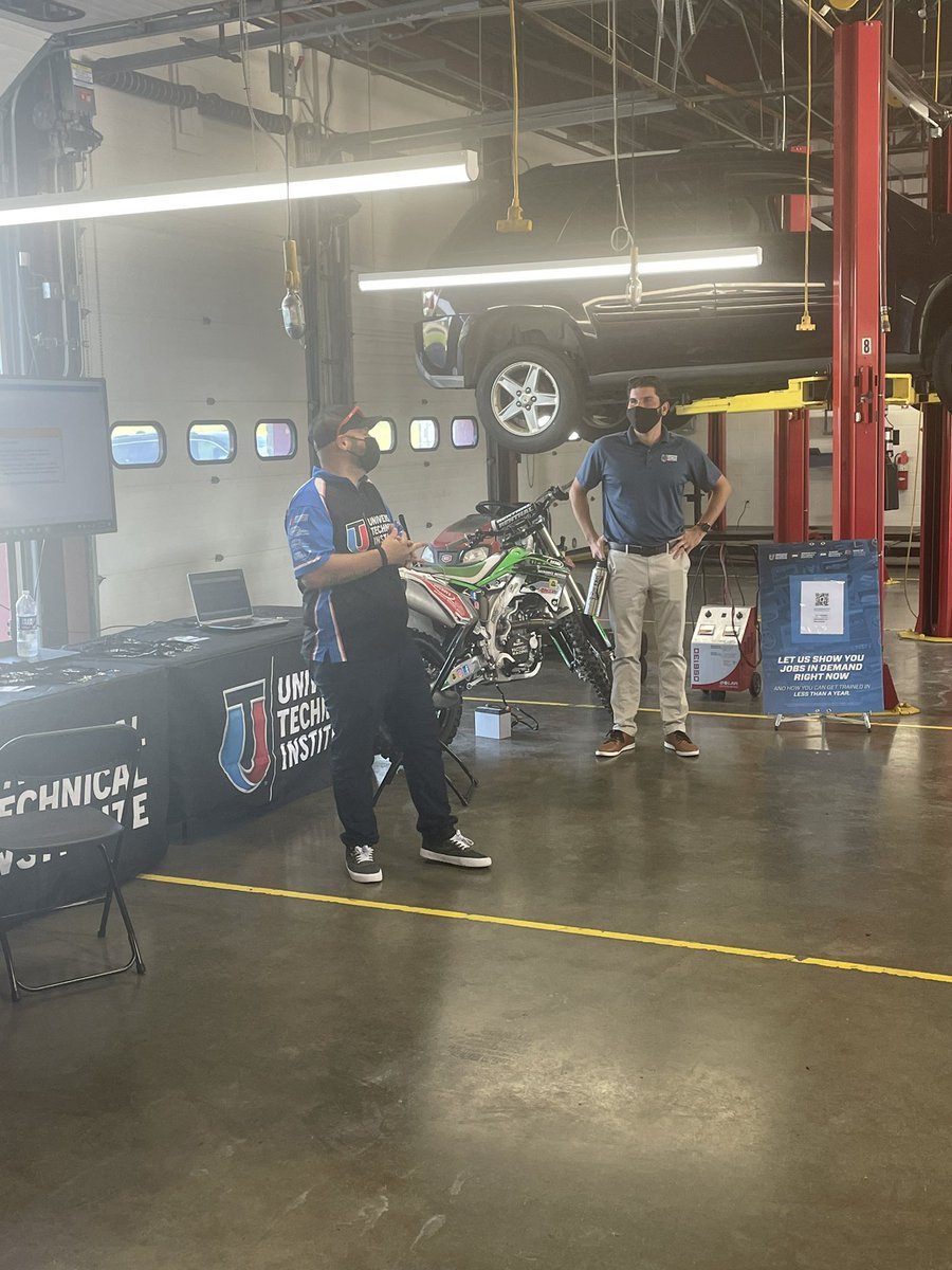 St_GeorgesTHS's tweet photo. Great way to ease back into school after a 4day weekend! #StGTech #AutomotiveTechnology spent the day with @UTITweet doing demonstrations and learning about post secondary career pathways. #RealLifeRealLearning #NCCVTWorks #CTE #JobReadyDayOne @Supt_Jones https://t.co/RdUI7ynWh1