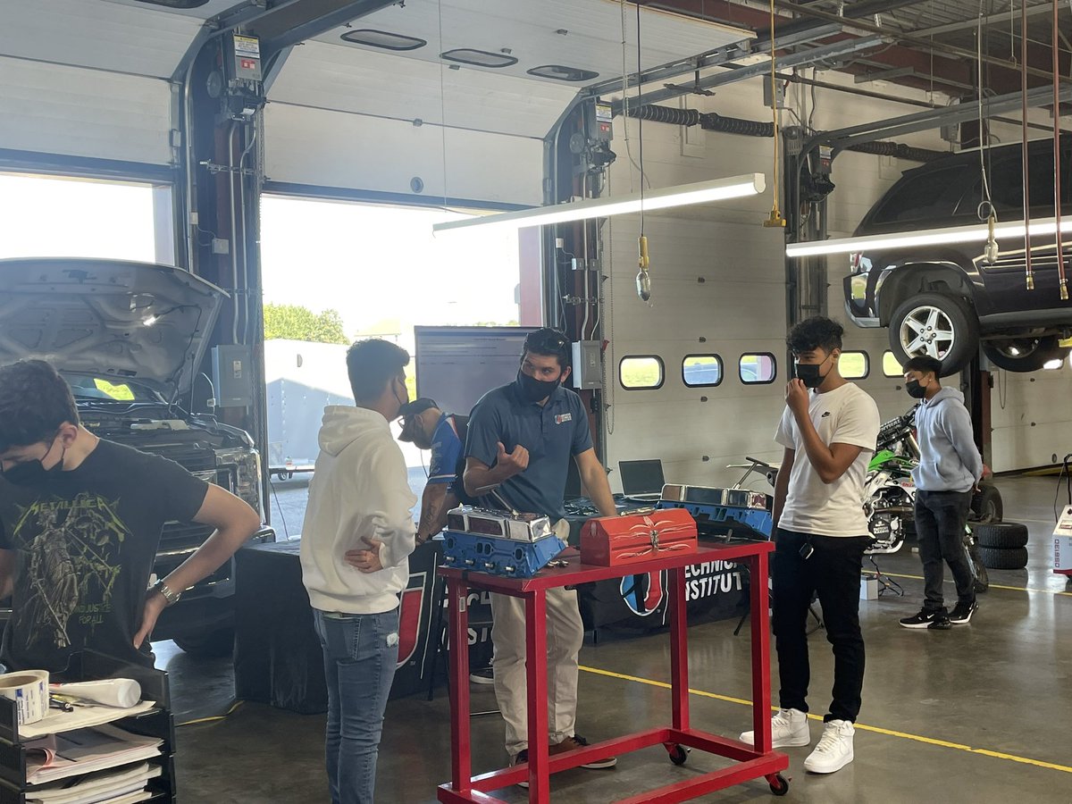 St_GeorgesTHS's tweet photo. Great way to ease back into school after a 4day weekend! #StGTech #AutomotiveTechnology spent the day with @UTITweet doing demonstrations and learning about post secondary career pathways. #RealLifeRealLearning #NCCVTWorks #CTE #JobReadyDayOne @Supt_Jones https://t.co/RdUI7ynWh1