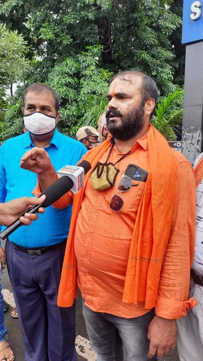 VHPJSR's tweet photo. #लव_जिहाद के विरुद्ध बजरंग दल, दिनांक 7 सिंतबर 2021, सिटी एसपी को ज्ञापन दिया गया।। 
लव जिहाद के पक्ष में बयान देने वाले मुस्लिम नेताओं पर भी जांच बैठे, हिन्दू लड़की को जल्द से जल्द लाया जाए एवं अपहरणकर्ता को जेल भेजा जाए।

@VHPDigital @vinod_bansal @JanardanPatriot @MParandeVHP https://t.co/o6gxwdTXXT