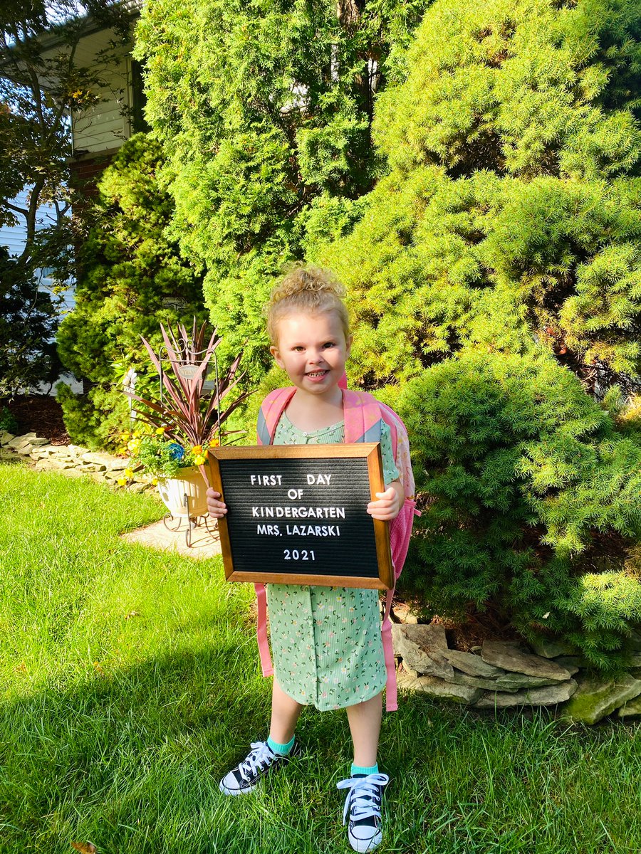 abigaillinne's tweet photo. First day of Kindergarten!💛📚✏️ https://t.co/u1P159VNkU
