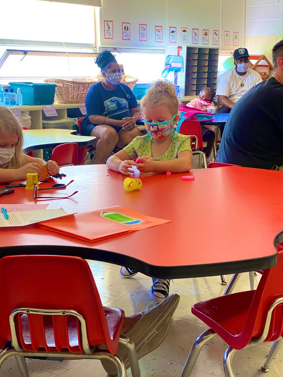 abigaillinne's tweet photo. First day of Kindergarten!💛📚✏️ https://t.co/u1P159VNkU