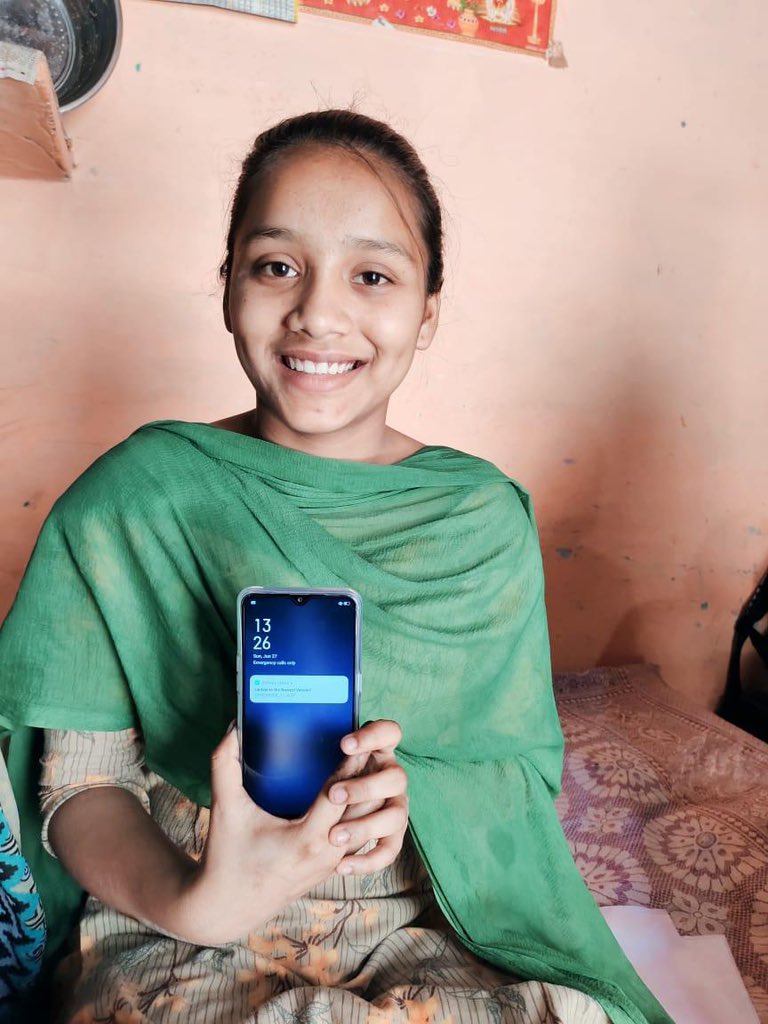 ankit6300's tweet photo. @aashmanfoundation is cmng frwrd to support less privileged students with smartphone to make them privileged enough to attend their online classes. Here is a success story of a girl student from Punjab who got a new smartphone unboxed which ultimately is now unboxing her career. https://t.co/gtJnp041Hd