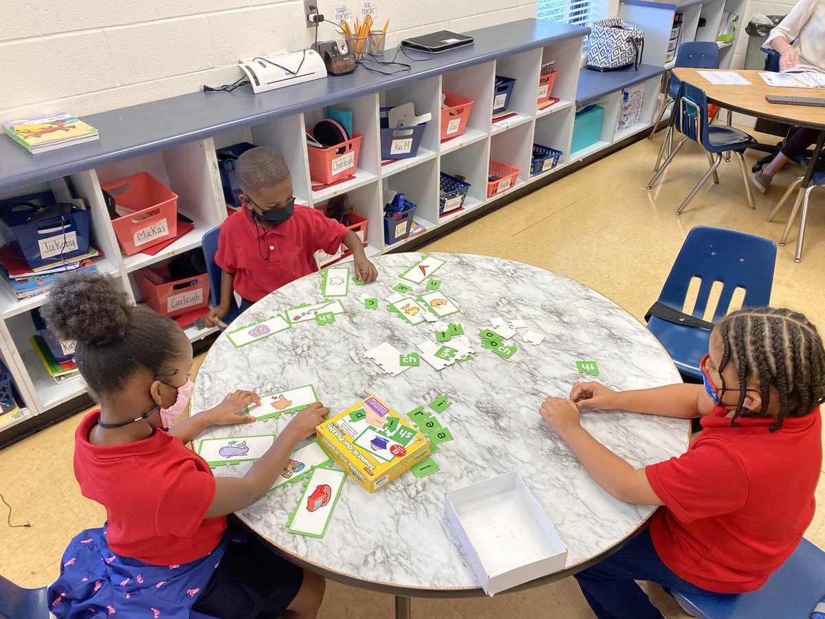 CollinsRhodes1's tweet photo. Mrs. Watt’s first graders are practicing procedures and literacy skills in their reading centers! #GoTigers #StayStrong #EmpowerMCPSS @MrsBrookeWatts https://t.co/zNaTnJ9DcF