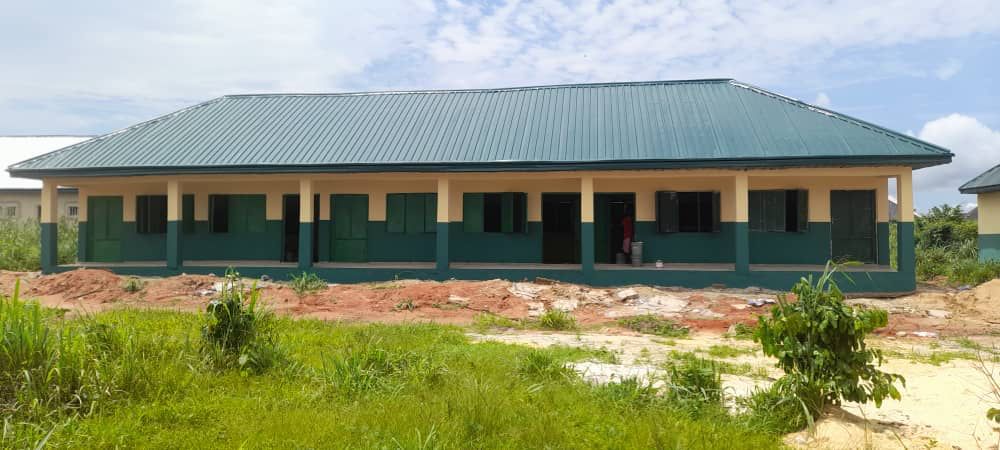 benigbakpa's tweet photo. I am happy to announce the brand new addition of a 6 classrooms block provided to Uduaka Secondary School, Mosogar, Ethiope West. Education is the basic right of all and we will continue to demonstrate our commitment to inclusive education in rural communities.
#Okiemute #Wadoo https://t.co/DqaDcVygXz