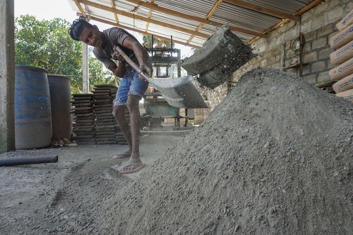 Sri Lanka’s young workers find local jobs during the pandemic. #PhotoOfTheDay by <a href="/indrakularasa/">Thayalini Indrakularasa</a>. Global Press Journal #SriLanka. See new photos daily at buff.ly/1ZFRAei.
