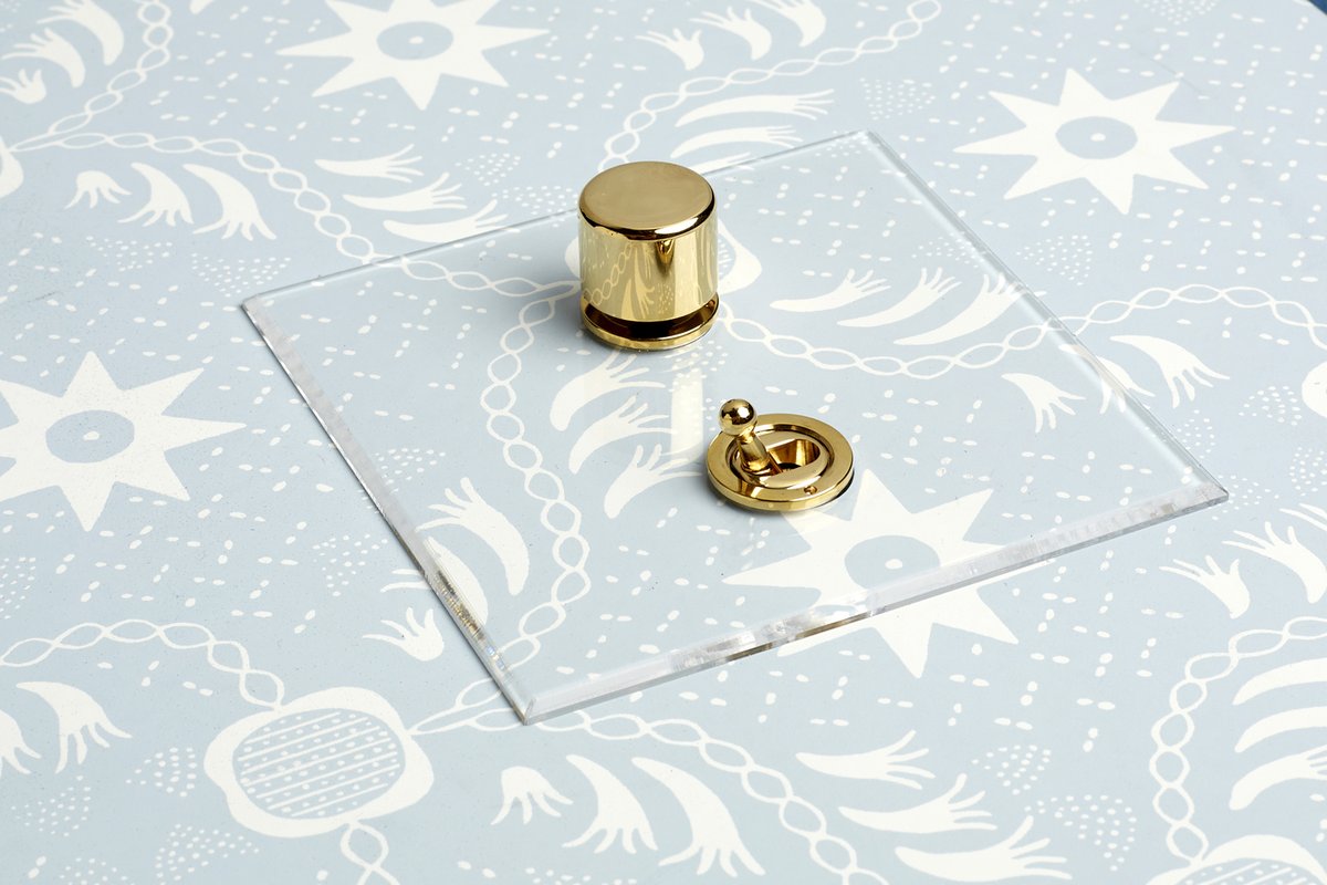 Our US Invisible Lightswitch® with brass toggles allows your beautifully designed wallpaper to shine through. We love this image with the @schumacher1889 Pennick wallpaper.  Find out more this way: ow.ly/D3uM50G2TJX
